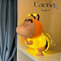 ราคา UAENAU โคมไฟตั้งโต๊ะลายผึ้งเครยอนชินจัง น่ารัก ตกแต่งห้องนอน ของขวัญสำหรับเด็ก (27863207145)