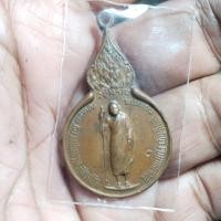 ราคา เหรียญยืนหลวงปู่แหวน รุ่นรวมใจ (ยิง 5 นัดยิงไม่ออก) ปี 2518 เนื้อทองแดง ตอกโค๊ตประกันแท้.. (26090532567)