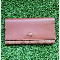 ราคา กระเป๋าสตางค์ใบยาว แบรนด์ COACH ลาย C สีน้ำตาล แท้ 100% (21289254647)