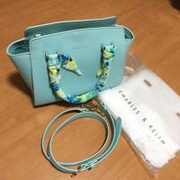 ราคา CHARLES & KEITH TRAPEZE HANDBAG สีฟ้า ของแท้จากชอปสิงคโปร์ (4017949437)