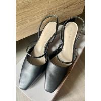 ราคา รองเท้าส้นเตี้ย หัวปิด Charles & Keith ไซส์ 36 มีตำหนิ (26800005992)