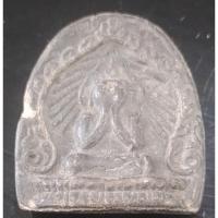 ราคา พระปิดตารัศมี เจ้าคุณวิเชียร วัดเครือวัลย์ (ผงเก่าหลวงพ่อแก้ว) สีผงใบลานแบบเดียวกับด้านข้างมาจากแสง (28984823163)