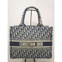 ราคา DIORกระเป๋าทรงถือผ้าทอนูนลายแบรนด์สีน้ำเงิน มีเลข ขนาด14" (29982367308)