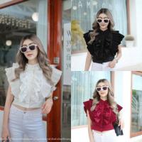 ราคา **สอบถามสีก่อนกดสั่ง**เสื้อเชิ้ตครอปคอจีนแขนสั้นมีระบายอกผ้าพลีทเอวจั้มเวอร์วังอลังการมาก (5026274955)