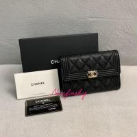 ราคา Chanel Boy Sarah Medium Wallet 6" Black Hologram27 ของใหม่ (28668331879)