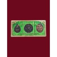 ราคา เหรียญพระแก้วมรกต ภปร. ฉลองกรุงรัตนโกสินทร์ 200 ปี พ.ศ.2525 ครบชุด 3 ฤดู มี 3 เหรียญ ฤดูร้อน ฤดูฝน และฤดูหนาว (52351752347)