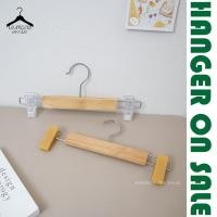 ราคา ไม้แขวนกางเกง ไม้หนีบกางเกง วัสดุไม้แท้ รุ่น DU-04 หนีบพลาสติกใส / DU-06 หนีบพลาสติกสีครีม 12 ไม้ (16635120613)