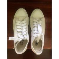 ราคา รองเท้าผ้าใบสีขาวมือสอง (8950108899)