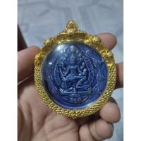 ราคา จตุคามรามเทพรุ่นร่ำรวยคุ้มดวงเนื้อเคลือบน้ำเงินหลังปิดตาพังพระกาฬพร้อมกรอบทอง (41108181577)