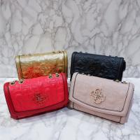 ราคา GUESS MINI CROSSBODY BAG กระเป๋าใช้งานได้ทั้งสายคู่และสายเดี่ยว สายสะพายเป็นโซ่แข็งแรงทนทาน (9811541863)