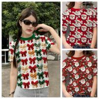 ราคา เสื้อยืดแขนสั้นสไตล์คริสต์มาสสำหรับผู้ชายและผู้หญิง ออกแบบลายพิมพ์แบบคริสมาสต์สีแดงและเขียว (54901402337)