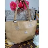 ราคา กระเป๋าหนังแท้ทรงถือบาเลนเซียก้าสีครีมเหลือบทองมือสอง (24969384455)