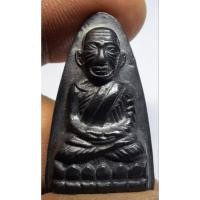 ราคา พระหลวงปู่ทวดวัดช้างไห้ ปี 05 พิมพ์หลังตัวหนังสือใต้ฐานตัว ท. พระเนื้อเก่าสวยตรงตามปก (29074893908)