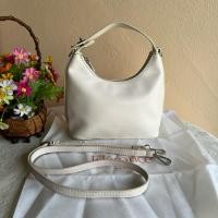 ราคา Elegance Paris แท้ สภาพดีมาก มาพร้อมสายยาวเดิม กระเป๋าผ้สแบรนด์ ฐาน 7.5 นิ้วกว้าง 3.5 นิ้วสูง 5.5 นิ้ว 550 บาท (28524573119)