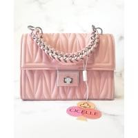 ราคา CICELLE กระเป๋าถือ/กระเป๋าสะพายข้าง สีชมพูน่ารักมาก ๆ หูกระเป๋าโซ่ถักหนังรอบ เก๋ ๆ (10363880986)