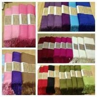 ราคา ผ้าพันคอผ้าคลุมไหล่รับลมหนาว ผ้าเนื้อดีจากเชียงใหม่ สวยมีสไตล์สาวๆ ควรมีติดกระเป๋าค่ะ (483778687)