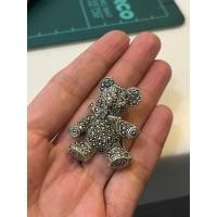 ราคา NEW Teddy bear brooch silver925, เข็มกลัดเงินแท้ 925 ประดับพลอยแมกกาไซ (43307748918)