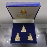 ราคา พระแก้วมรกต 3 ฤดู รุ่นเทอดพระเกียรติ เนื้อเงิน มหาพุทธาภิเษก ณ วัดพระศรีรัตนศาสดาราม ปี2540 พร้อมกล่อง (16780546141)