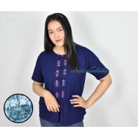 ราคา ลาย K14-5 เสื้อม่อฮ่อม หม้อห้อมฟอกอย่างดีคอกลมแขนสั้นปักลาย เสื้อหม้อห้อมฟอกอย่างดีคอกลมกระดุมจีน ของแท้จากเมืองแพร่ (8054592013)