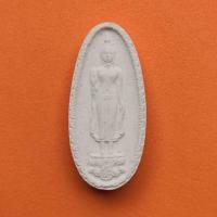 ราคา เหรียญพระพุทธกาญจนพรสยามภูมิ พระราชทาน วปอ เนื้อผงพุทธคุณ ด้านหลังฝังโค้ดทองแดง สูง 3.5 เซน พร้อมกล่องเดิม (13513861732)