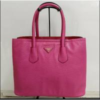 ราคา PRADAกระเป๋าทรงทำงานสีชมพูเข้มหนังแท้อะไหล่ปั๊มทุกจุด ซับในเป็นหนังสีแดง มีร่องรอยการใช้งานบ้างมือ2 ขนาด14" (29727986481)