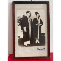 ราคา พระบรมฉายาลักษณ์ในหลวงรัชกาลที่9 และพระราชินี ทรงชุดครุย รูปถ่ายขาวดำเก่า พร้อมกรอบแป้งพิมพ์ลาย กระจกหน้าหลัง (18380751905)