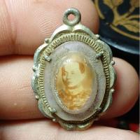 ราคา ล็อคเก็ตรูปถ่ายกรมหลวงชุมพร ด้านหลังเป็นหลวงปู่ศุข (29916859039)