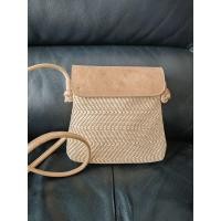 ราคา กระเป๋าหนังแท้สานสีครีม มือสองสภาพดีมาก (28989446053)