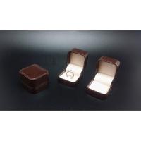 ราคา #กล่องใส่แหวน+ต่างหู ทรงเตี้ย รุ่นพรีเมียม J2 ขอบโค้งมน ลายหลุยส์ลายไม้ (4537090438)