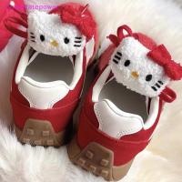 ราคา Coa 1 คู่ Kawaii Hello Kitty ตุ๊กตาตุ๊กตาเชือกผูกรองเท้าหัวเข็มขัด Sanrio KT แมว DIY รองเท้าดอกไม้รองเท้าผ้าใบอุปกรณ์ตกแต่ง Wer (43174478288)