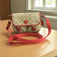 ราคา Coach (แท้) มือสอง Crossbody สภาพสวยมาก น่าจะไม่เคยใช้งานเลยค่ะ พิจารณาจากคลิปได้ค่ะ (55002008310)