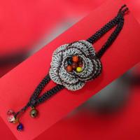 ราคา สร้อยข้อมือ Handmade (เชือกเทียนถัก ดอกไม้สีเทา) (5446026411)