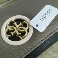 ราคา กระเป๋าสะพาย Guess รุ่น GB VG718679 Wallet on a string สีทูโทนเทาครีม (1970870338)