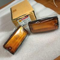 ราคา ไฟเลี้ยวข้าง Isuzu KBZ , KB , Faster Z , KB20 , KB26 (1 คู่ ซ้าย+ขวา) พร้อมขั้วและหลอด ยี่ห้อ T.H.L. (1863525102)