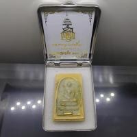 ราคา พระผงสมเด็จ ญสส. 100 ปี (พิมพ์กรรมการพิเศษ) โรยผงตะไบ ตระกุดทอง หลังหยดน้ำ แช่น้ำมนต์ วัดบวรนิเวศวิหาร ปี56 พร้อมกล่องสแ (29167863609)