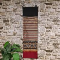 ราคา ผ้าทอทั้งผืน (ผ้าฝ้าย ผ้าไทย ผ้าซิ่น ผ้าถุง) ลายราชสำนักเชียงใหม่ สีดำ-แดง (42072715892)