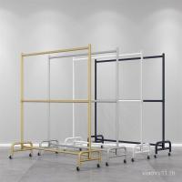 ราคา ชั้นวางเสื้อผ้าสองชั้นผู้ชายร้านขายเสื้อผ้าของผู้หญิงไม้แขวนเสื้อตั้งพื้นยกปรับราวตากผ้าล้อที่สามารถเคลื่อนย้าย (49251608564)