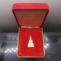 ราคา กริ่งพระพุทธมหามหามณีรัตนปฏิมากร (พระแก้วมรกต) เนื้อเงิน รุ่นเทิดพระเกียรติ พระบรมราชจักรีวงศ์ วัดพระศรีรัตนศาสดาราม ... (51852037854)