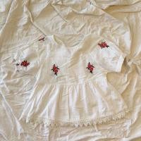 ราคา เสื้อปักดอกกุหลาบ แขนตุ๊กตา สีขาว แต่งลูกไม้ (21614938351)