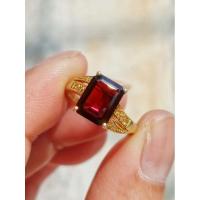 ราคา แหวนพลอยโกเมน (Garnet) จากบ่อไร่ จังหวัดตราด สีแดงก่ำ เจียระไนทรงสี่เหลี่ยม ตัวเรือนเงินแท้ 92.5% ชุบทองคำแท้ 24K (20533018065)