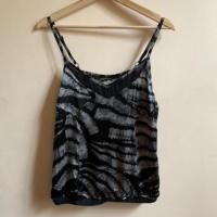 ราคา เสื้อสายเดี่ยว tank top DKNY JEANS แท้ สีดำ มือสอง สภาพดี (5939461946)