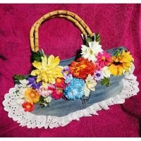 ราคา กระเป๋า DIY จากกางเกงยีนส์ มือสอง ตกแต่งด้วยลูกไม้และดอกไม้ (27826075437)