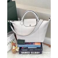 ราคา แท้% Longchamp LE PLIAGE CUIR TOP HANDLE BAG size M สีขาว (20739623823)