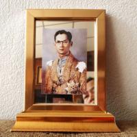 ราคา กรอบรูปฐานตั้ง 4 * 6 นิ้ว กระจกเงาด้านหลัง กระจกใสด้านหน้า พร้อมรูปในหลวง รัชกาลที่ 9 (3916364865)