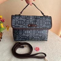 ราคา Brera มือสอง สภาพดี สวย หูจับหนังแท้เคลือบลอกเล็กน้อย สายยางเดิม แคสวาสผสมหนังแท้สีน้ำเงิน ฐาน 10 กว้าง 2.5 สูง 7.5 นิ้ว (26952932467)