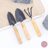 ราคา ชุดทำสวนพรวนดินจิ๋ว Set 3 ชิ้น ด้ามจับไม้ทนทาน สำหรับต้นไม้ขนาดเล็ก กระถางไม่ใหญ่ ส่งจากไทย!!! (29212894234)