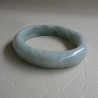 ราคา กำไลหยกพม่า Jadeite type A ขนาดวงใน 58.7mm กว้าง 14.2mm ทรงกลมท้องแบน สวมใส่ได้ทุกเพศ (42575837043)