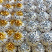 ราคา เหรียญโปรยทาน เหรียญโปรยทานผอบ ผอบตกแต่ง ตลับตกแต่ง ริบบิ้นขอบทอง สีขาว ติดกุหลาบทอง-เงิน ตัวเปล่า 1แพค50ชิ้น (19190072115)
