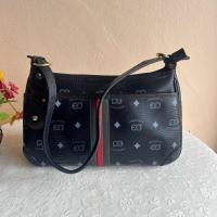 ราคา Paolo Gomes คล้องไหล่ปรับสายได้นืดหน่อย งานแท้ ฐาน 12 นิ้วสูง 7.5 นิ้ว หนังแท้ โมโนแกรมชัด สภาพดีมาก มีหลายช่องใช้งาน (23289616209)