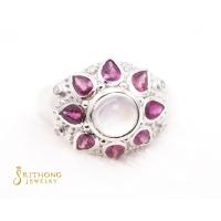 ราคา SALE! แหวนพลอยมุกดาหารแท้ล้อมหยดน้ำ ทรงโบราณ ตัวเรือนเงินแท้ ชุบทองคำขาว (6107549931)